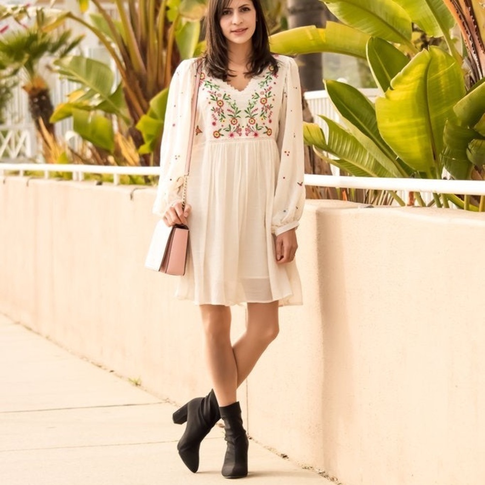 UMGEE Embroidered Flowers Floral Dress Tunic Boho Flowy Size M White Vacation